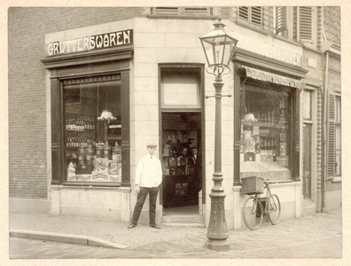 351763 Gezicht op de kruidenierswinkel van Wed. H. Hekman (Tulpstraat 40, hoek Weistraat) te Utrecht.N.B. De straatnaam ...